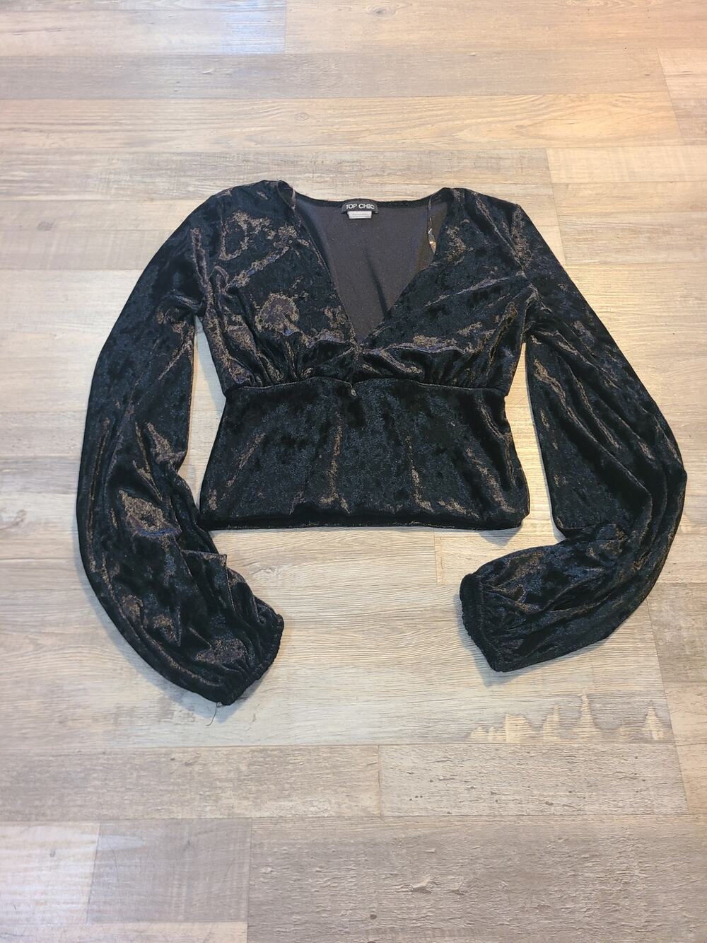 Top chic small women's black velvet long sleeve crop top